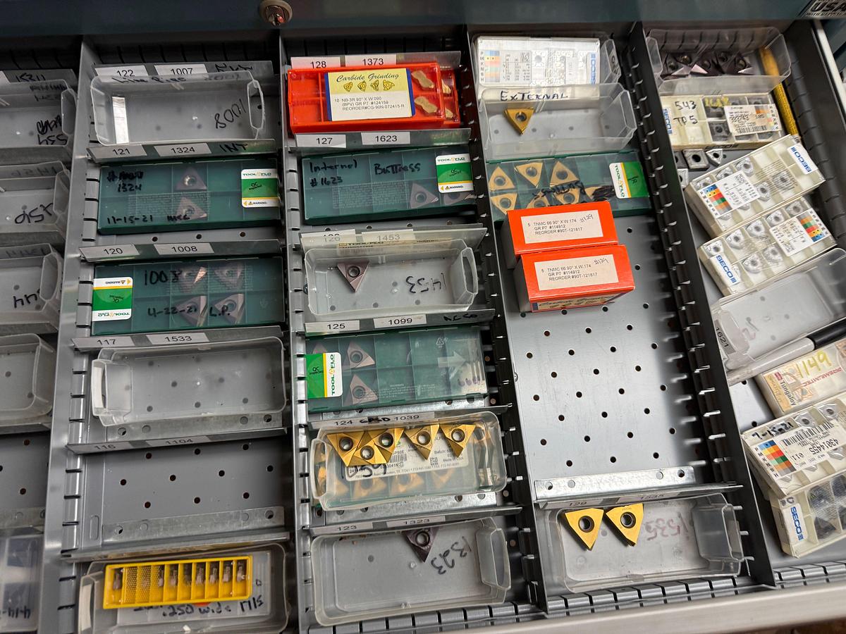 Used LOT W/ (200+) UNUSED EXPENDABLE MACHINING TOOLS INCLUDES (2) LISTA 8-DRAWER ROLLING TOOLBOXES, TABLE TOP & BOLT BIN W/ CONTENTS