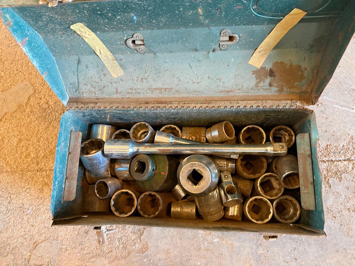 Used LOT OF (7) 2-TON TO 20-TON FLOOR JACKS, (1) 1-1/2 TON CHAIN HOIST, (2) DAYTONA WHEEL DOLLEYS, (6) 10-TON TO 22-TON JACK STANDS