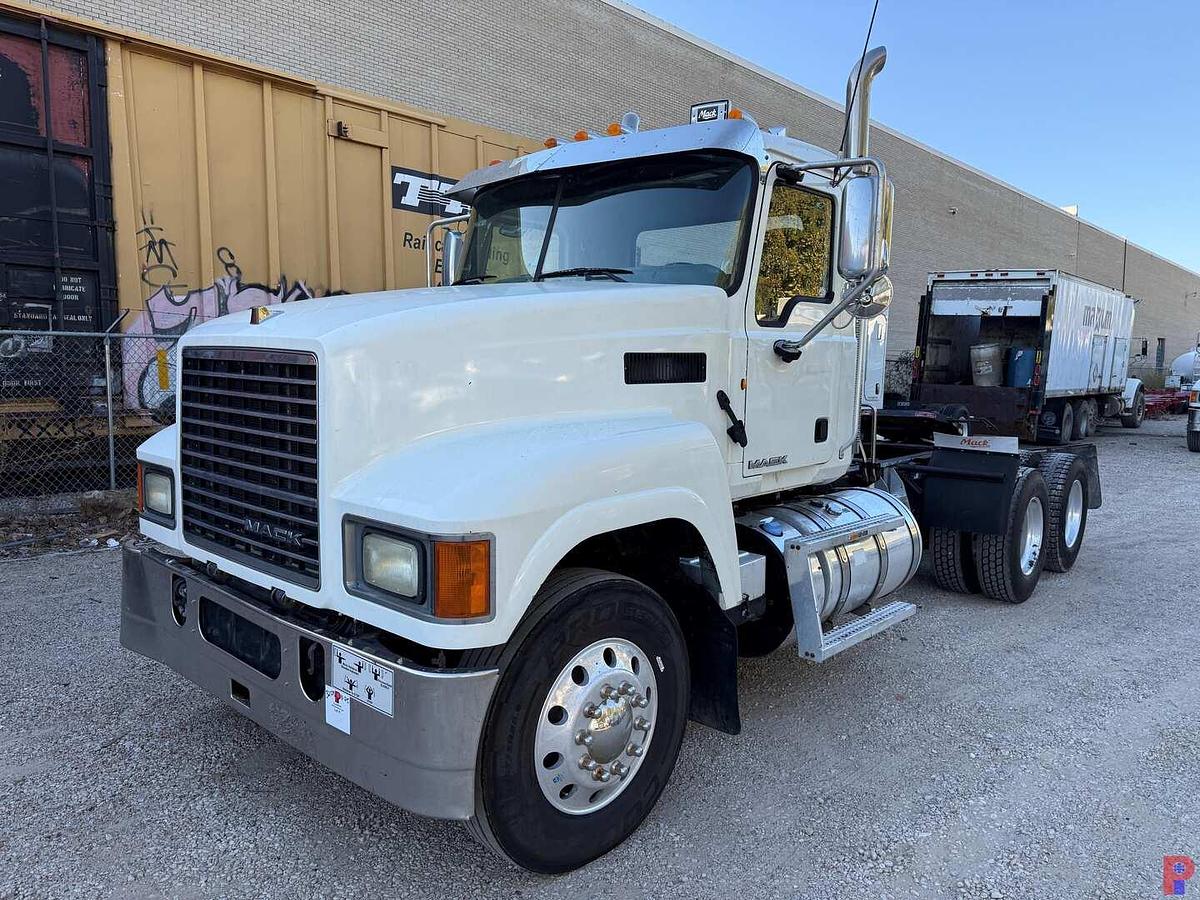 Used 2014 MACK CHU613 PINNACLE T/A DAY CAB TRUCK TRACTION