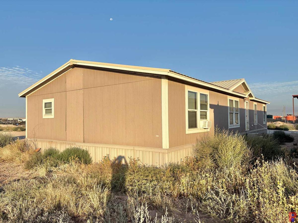 Used 2012 OAK CREEK 60’ X 30’ 4-BED 2-BATH DOUBLE WIDE MOBILE HOME