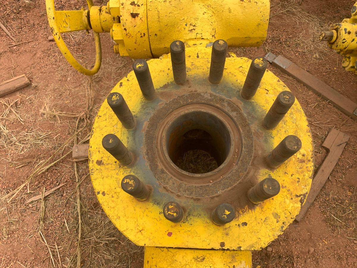 Used (2) 7-1/16 10k Double Studded Fluid Cross w/ (8) 4-1/16 10k Gate Valves