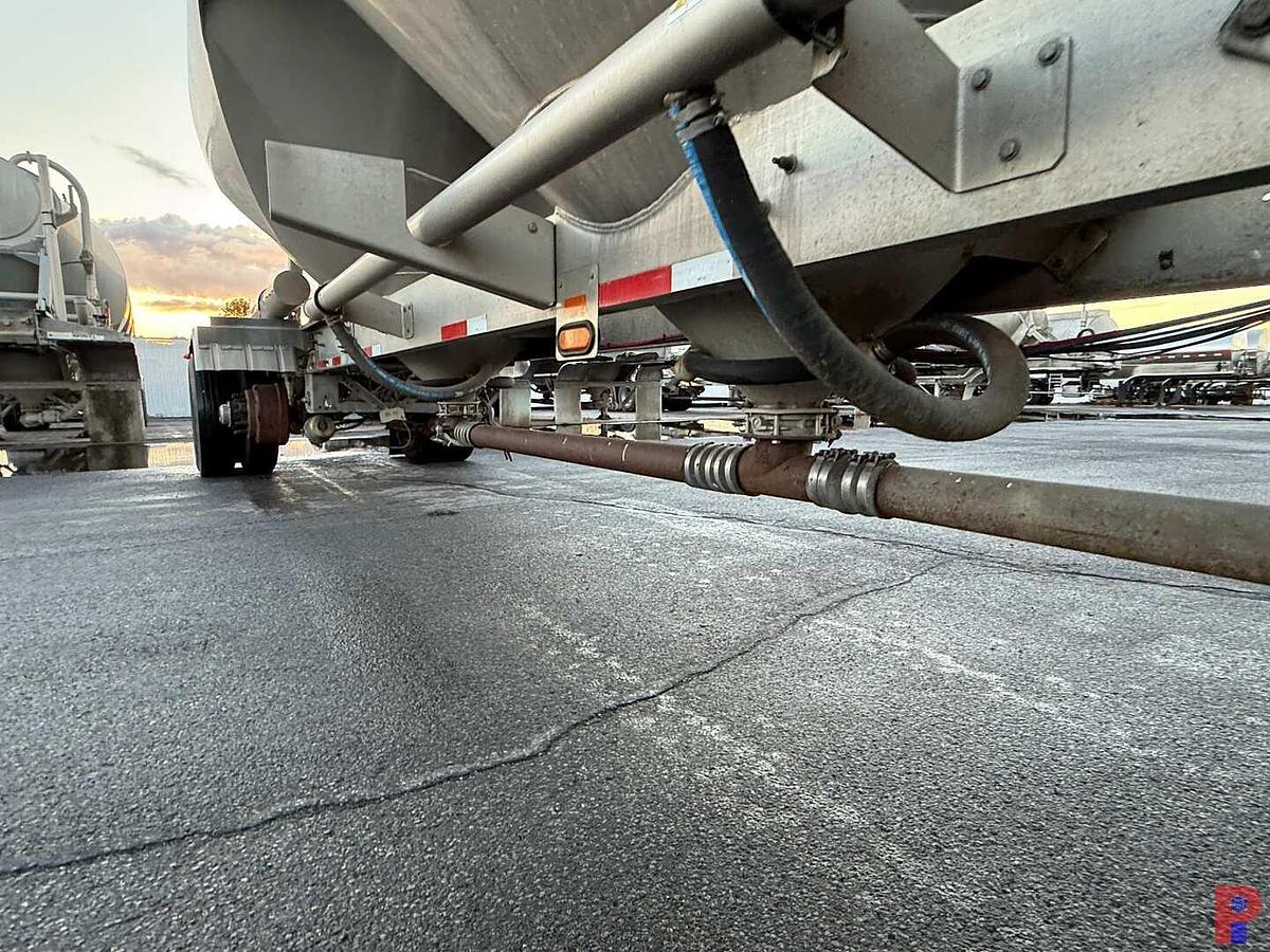 Used 2017 HEIL 1040 CU. FT T/A DRY BULK PNEUMATIC TRAILER