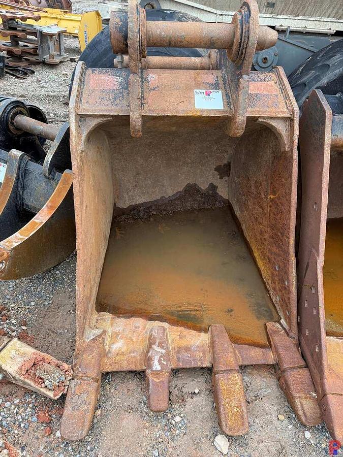 Used 42” HD 4-TOOTH EXCAVATOR BUCKET