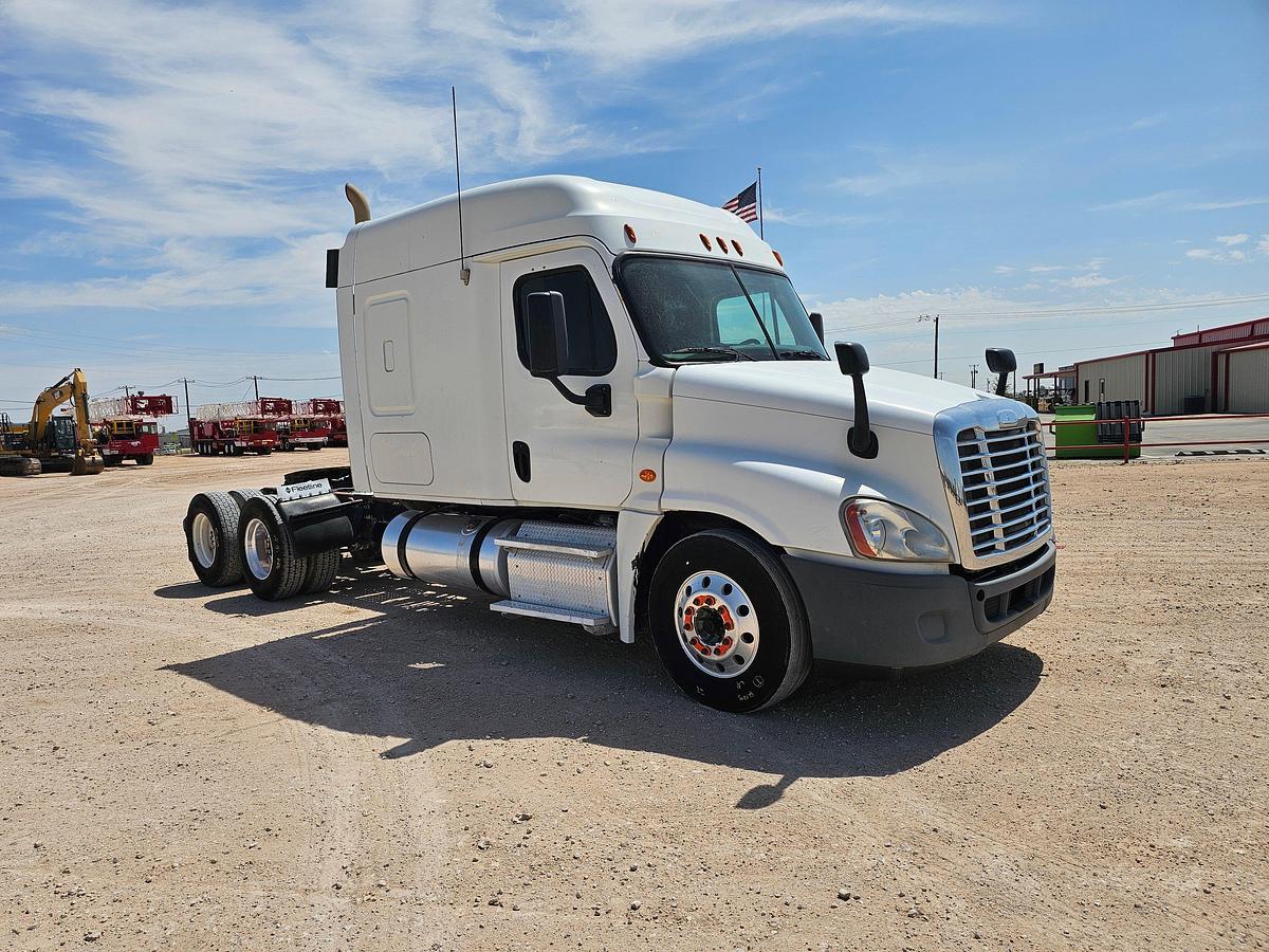 Used FREIGHTLINER CASCAIDA SLEEPER TRUCK