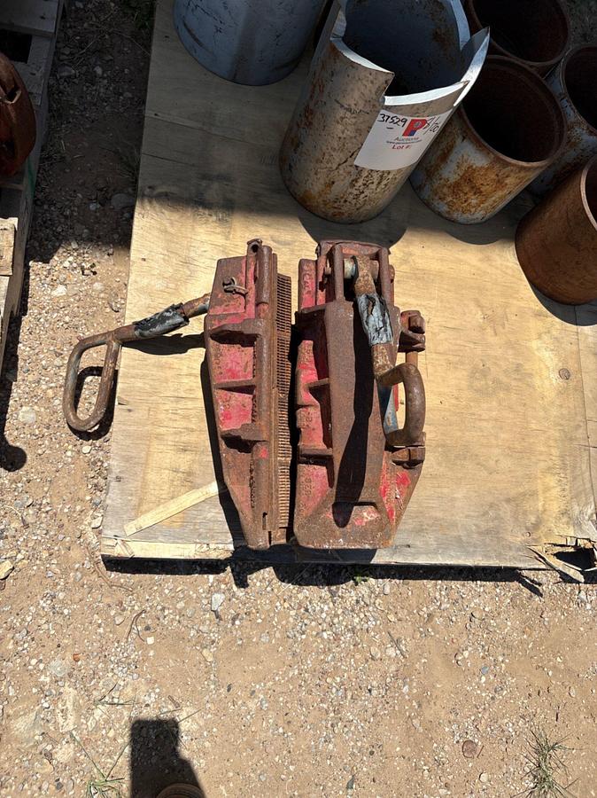 Used Set of wooley tool mfg 5-1/2 type B long DP slips & assorted thread protectors/ sawtooth guide