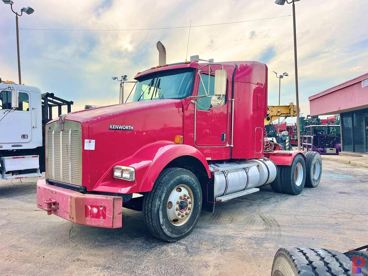 Used 2009 KENWORTH T800 T/A 36” SLEEPER TRUCK