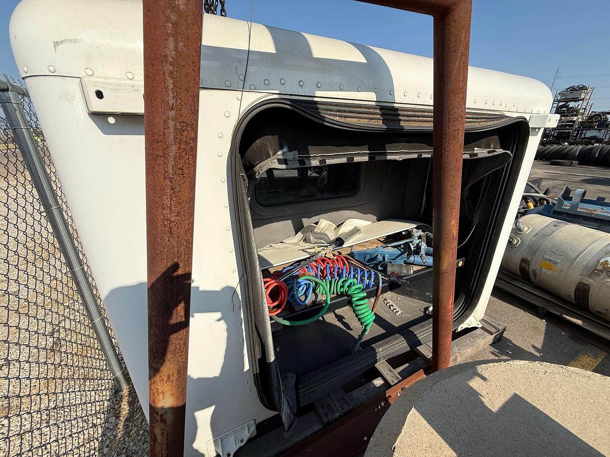 Used UNIBILT 36” SLEEPER FOR PETERBILT TRUCK