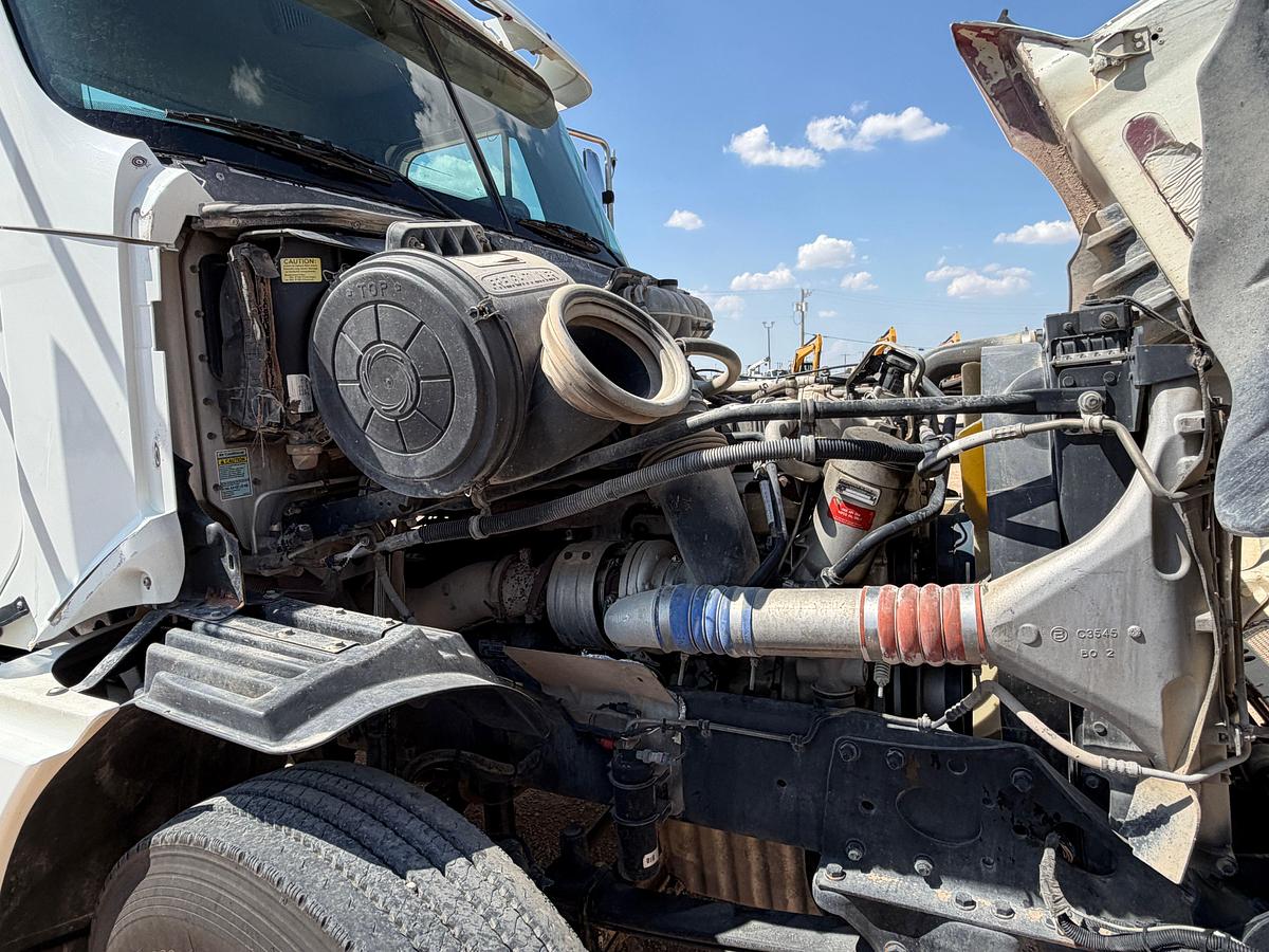 Used 2006 Freightliner Columbia 120 Day Cab Haul Truck