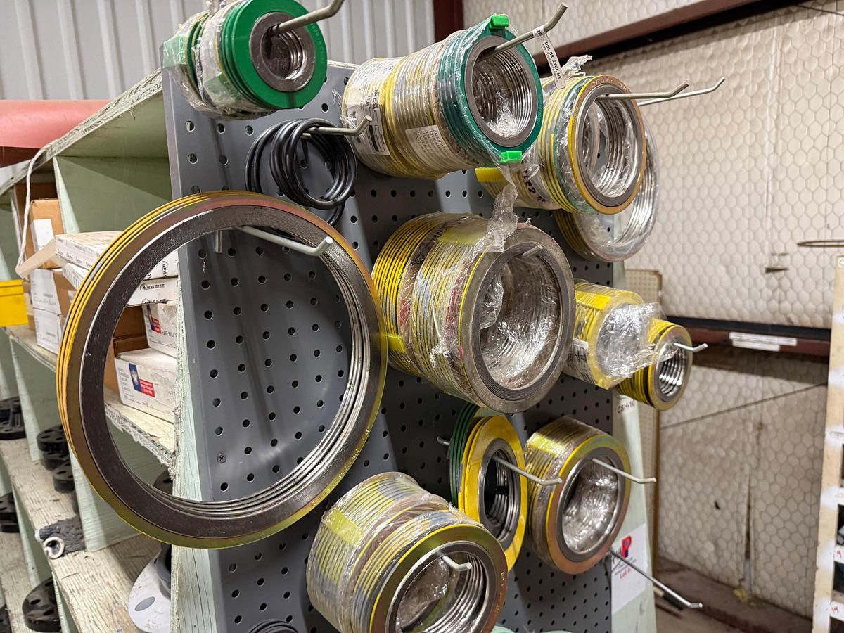 Used SECTION OF (120+) 1” THRU 8” VARIOUS TYPE FLANGE GASKETS