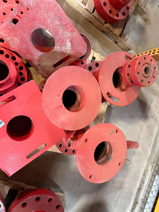 Used PALLET W/ (3) 7-1/16” ADAPTER SPOOLS , RUNNING PLATES, ADAPTER FLANGES