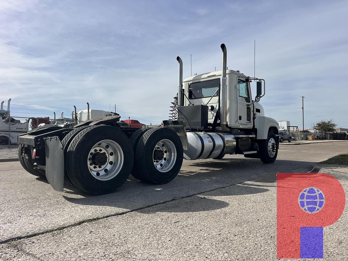 Used 2015 MACK PINNACLE CHU613 T/A DAY CAB TRUCK