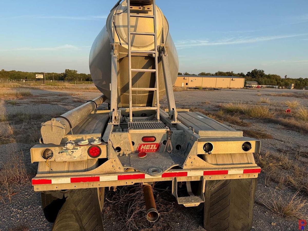 Used 2017 HEIL TRAILER  1040 CU. FT. T/A PNEUMATIC DRY BULK TRAILER