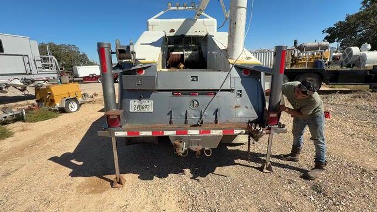 Used 2000 INTERNATIONAL 4800 S/A 4X4 SLICKLINE TRUCK