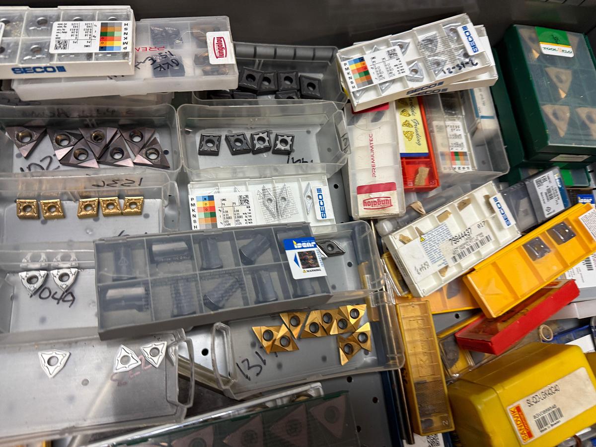 Used LOT W/ (200+) UNUSED EXPENDABLE MACHINING TOOLS INCLUDES (2) LISTA 8-DRAWER ROLLING TOOLBOXES, TABLE TOP & BOLT BIN W/ CONTENTS