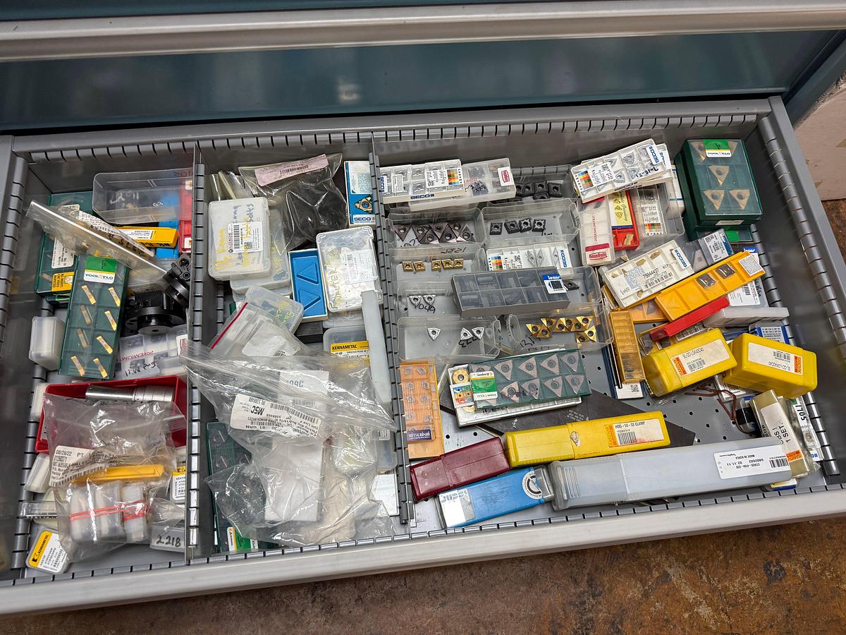 Used LOT W/ (200+) UNUSED EXPENDABLE MACHINING TOOLS INCLUDES (2) LISTA 8-DRAWER ROLLING TOOLBOXES, TABLE TOP & BOLT BIN W/ CONTENTS