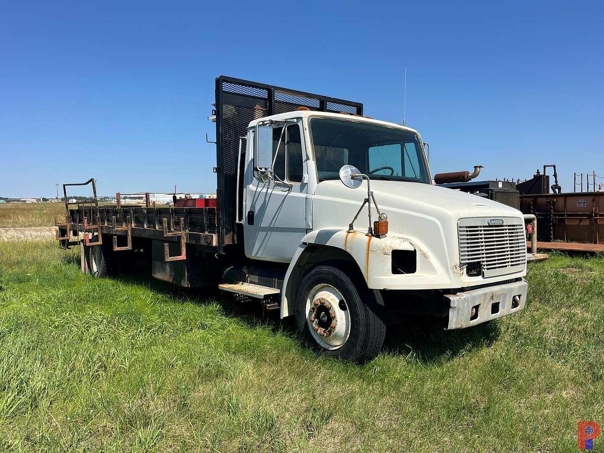 Used 1998 FREIGHTLINER FL70 S/A 26’ X 102” FLATBED TRUCK