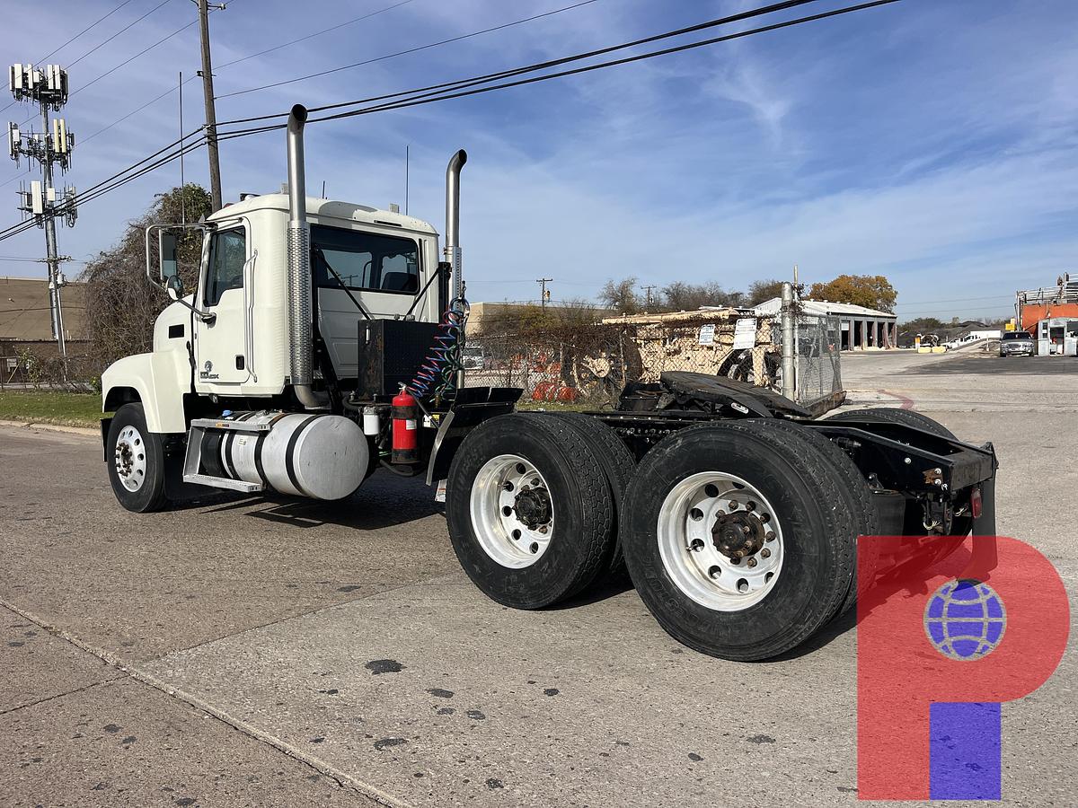 Used 2015 MACK PINNACLE CHU613 T/A DAY CAB TRUCK
