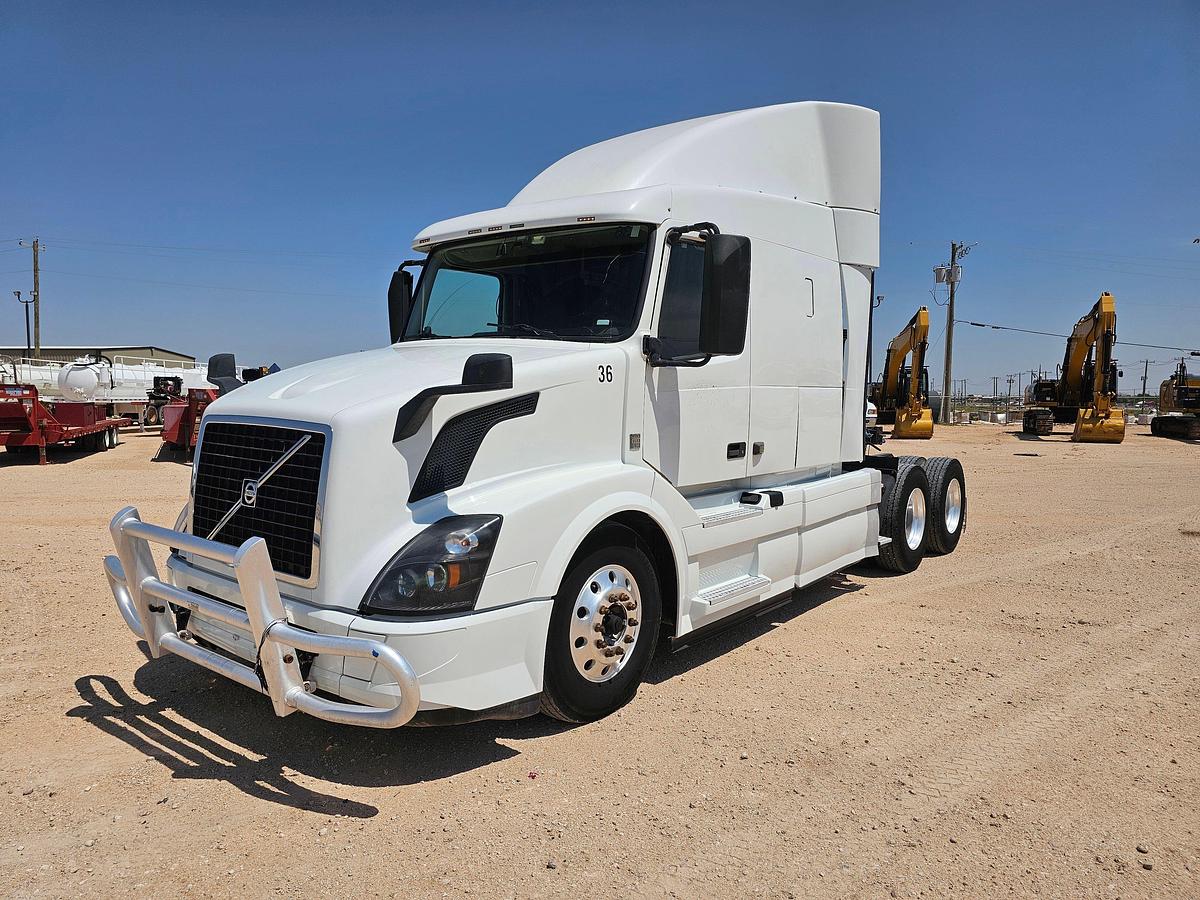 Used 2017 Volvo T/A Sleeper Haul Truck