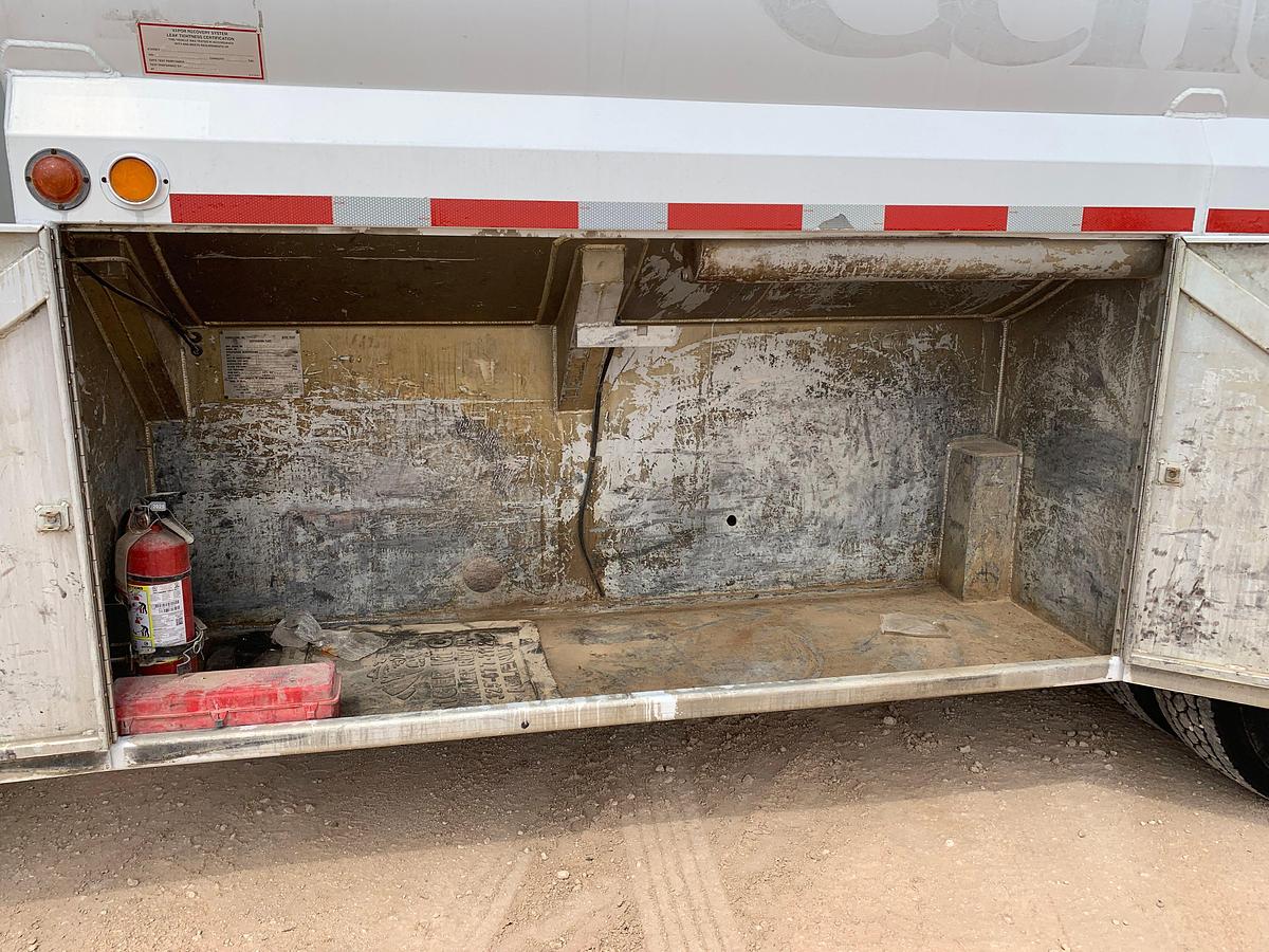 Used 2006 PETERBILT 379 T/A DAYCAB 4,500 GALLON FUEL TRUCK