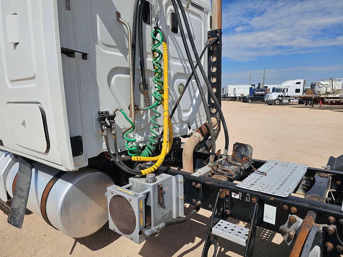 Used 2011 FREIGHTLINER CASCADIA SLEEPER TRUCK