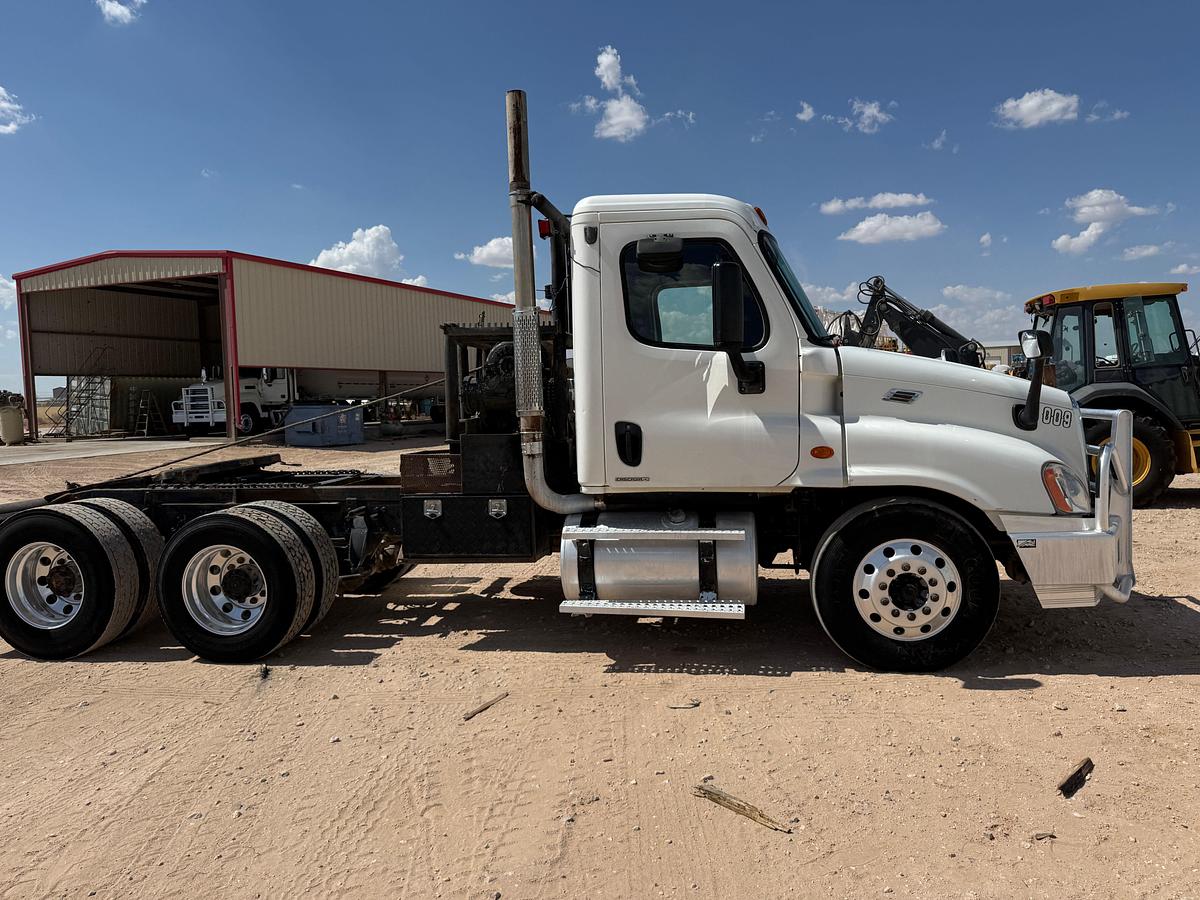 Used 2009 FREIGHTLINER CASCADIA T/A DAYCAB WINCH TRUCK