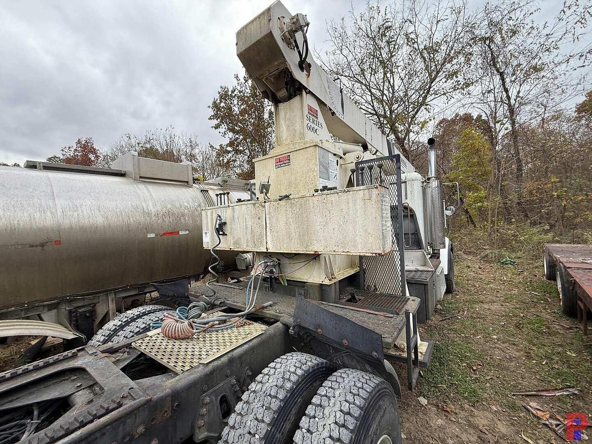 Used 2000 FRIEGHTLINER  FLD 120SD T/A W/ NATIONAL 600C CRANE TRUCK