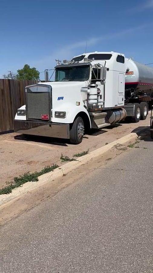 Used 1997 KENWORTH W-900 T/A SLEEPER TRUCK 265 W.B.