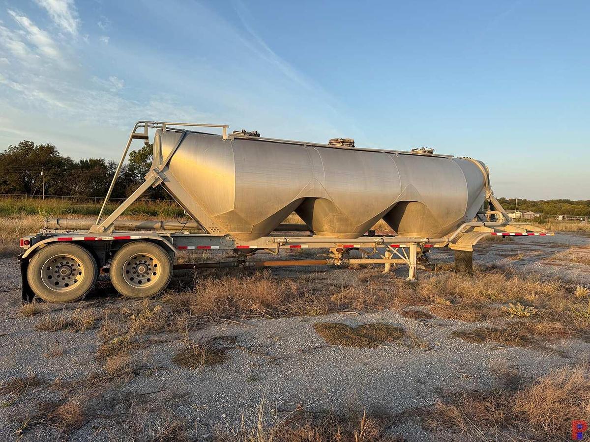 Used 2017 HEIL TRAILER  1040 CU. FT. T/A PNEUMATIC DRY BULK TRAILER