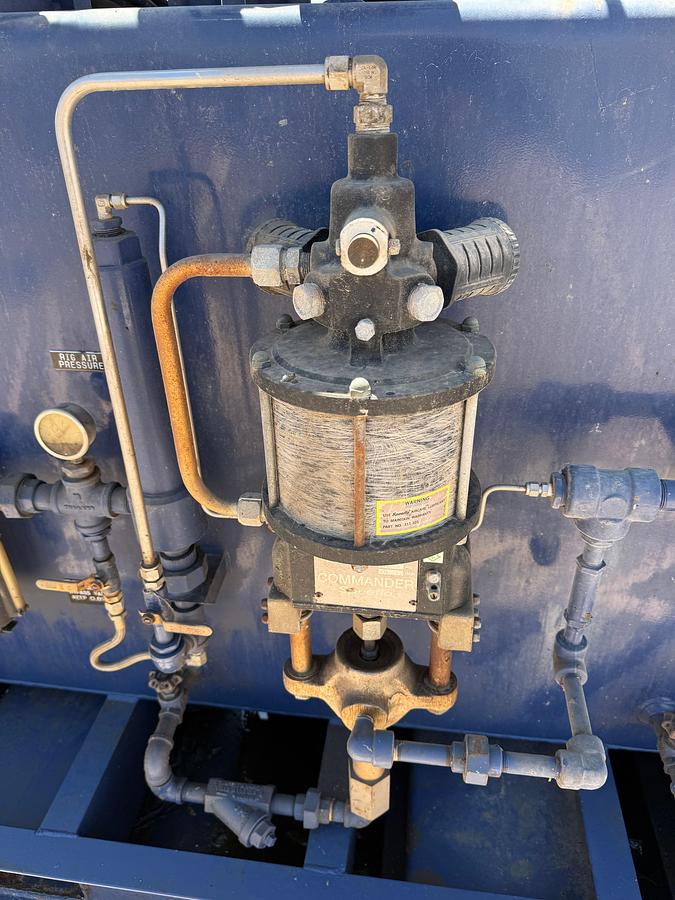 Used MEYERS 3-STATION 4-BOTTLE ACCUMULATOR CLOSING UNIT, SKIDDED