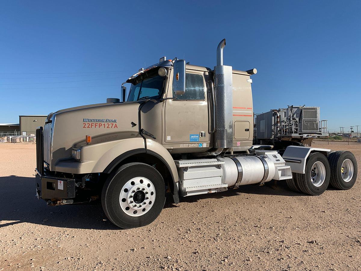 Used 2012 WESTERN STAR 4900 SB T/A 24" Sleeper Truck