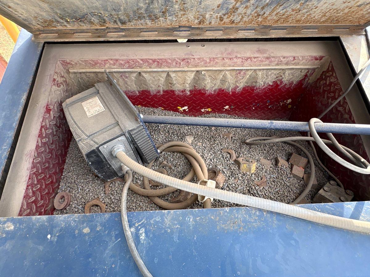 Used Giant W-5 vibratory finishing machine