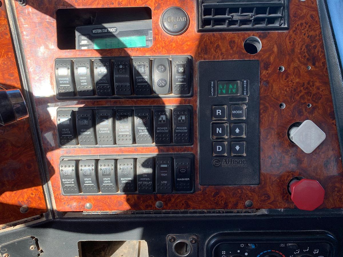 Used 2012 WESTERN STAR 4900 SB T/A 24" Sleeper Truck