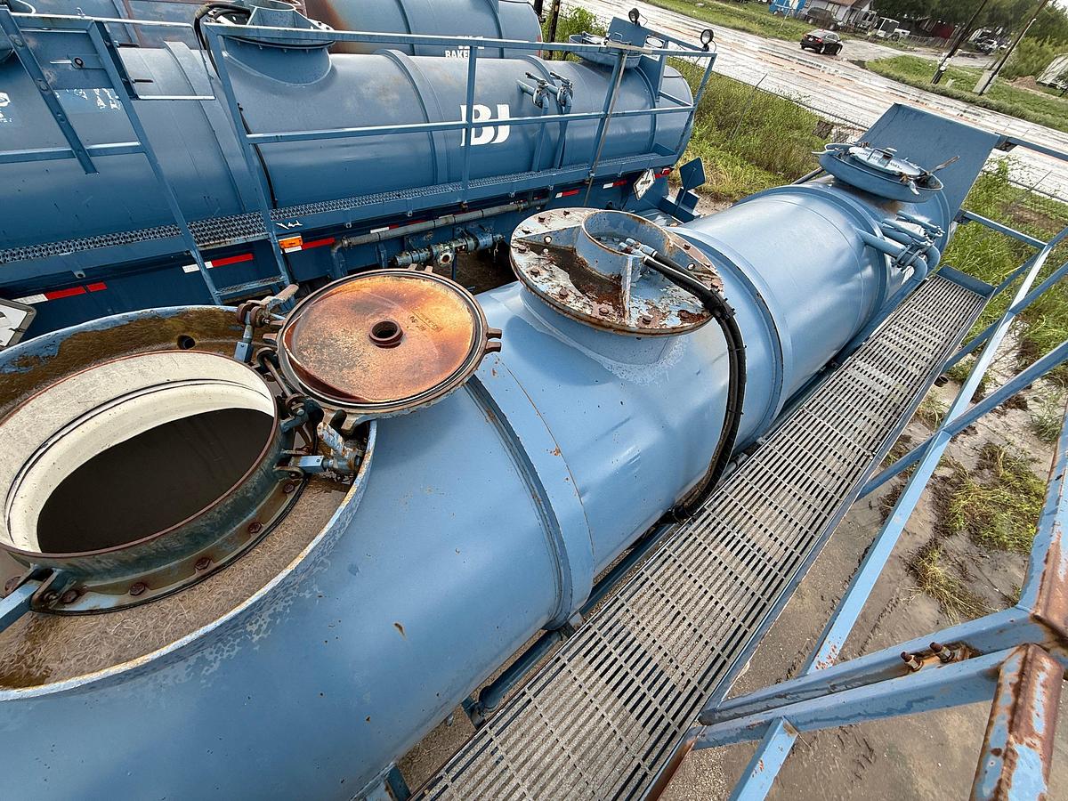 Used 2012 WILCO 4,100 GALLON W/ HYD AGITATORS T/A ACID TRANSPORT TRAILER