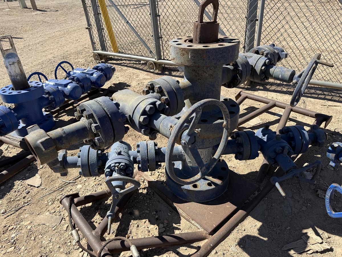 Used (2) 7-1/16 WELLHEAD MUD CROSSES W/ (2) VINTROL 2-1/16 5K WP GATE VALVES & TRANSPORT SKID