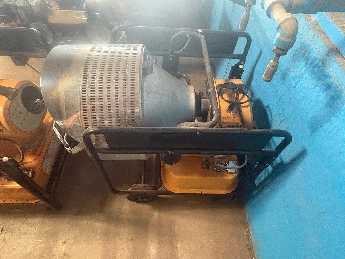 Used (2) Shizuoka seiki VAL6KBE1JA oil fired shop heaters