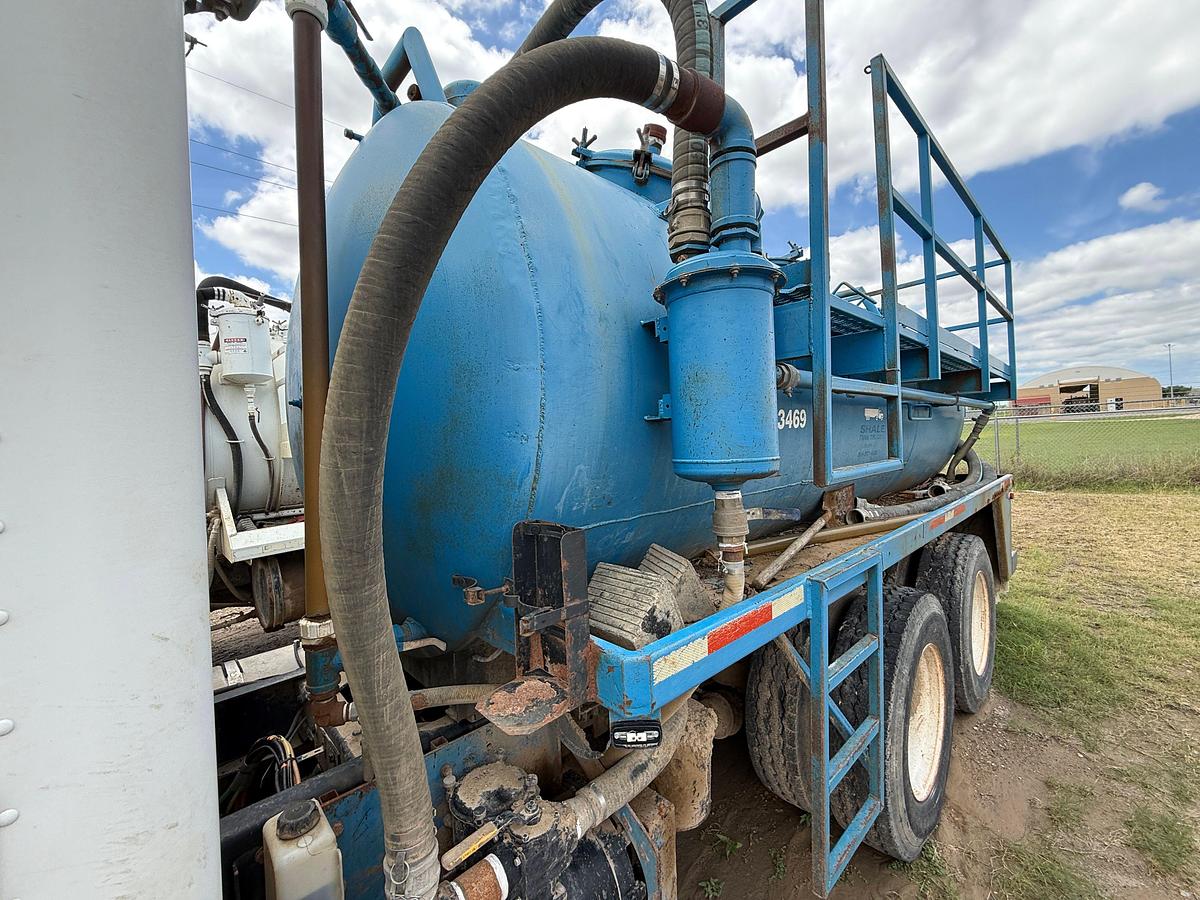 Used 2011 KENWORTH T800 T/A 80-BBL VACUUM TRUCK