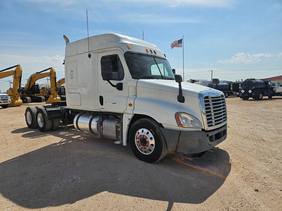 Used 2011 FREIGHTLINER CASCADIA SLEEPER TRUCK