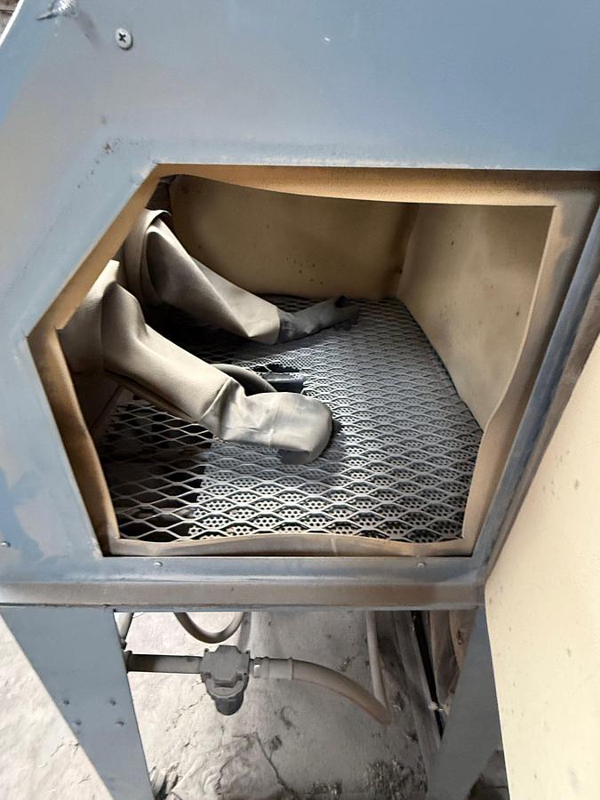Used TRINCO 42X30SL/DP850 DRY BLAST CABINET SYSTEM