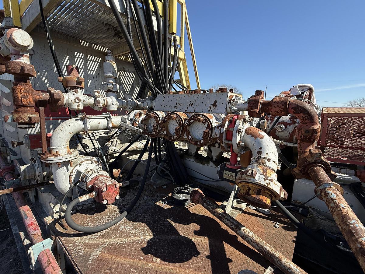 Used OILWELL SA634-5 10K WP TRIPLEX CEMENT PUMP UNIT P/B DETROIT SERIES 60 SKIDDED MTD ON 2007 LUFKIN TRI AXLE NARROW NECK LOWBOY