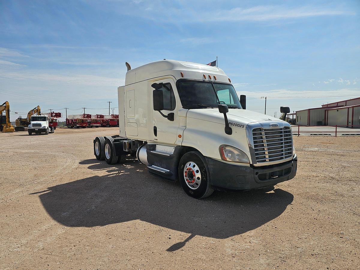 Used 2015 FREIGHTLINER CASCAIDA SLEEPER TRUCK