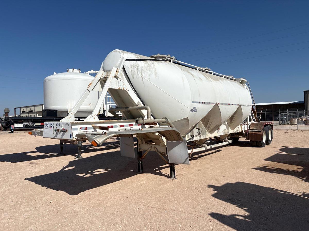 Used 1978 FRUEHAUF 985 CU. FT. T/A PNEUMATIC DRY BULK TANK TRAILER