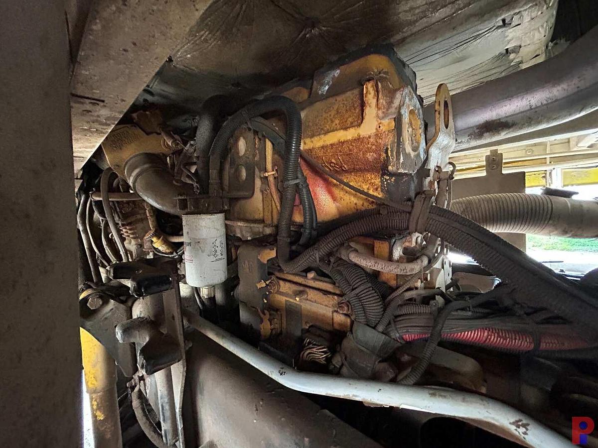 Used 2002 FREIGHTLINER ARGOSY T/A CABOVER WIRELINE TRUCK