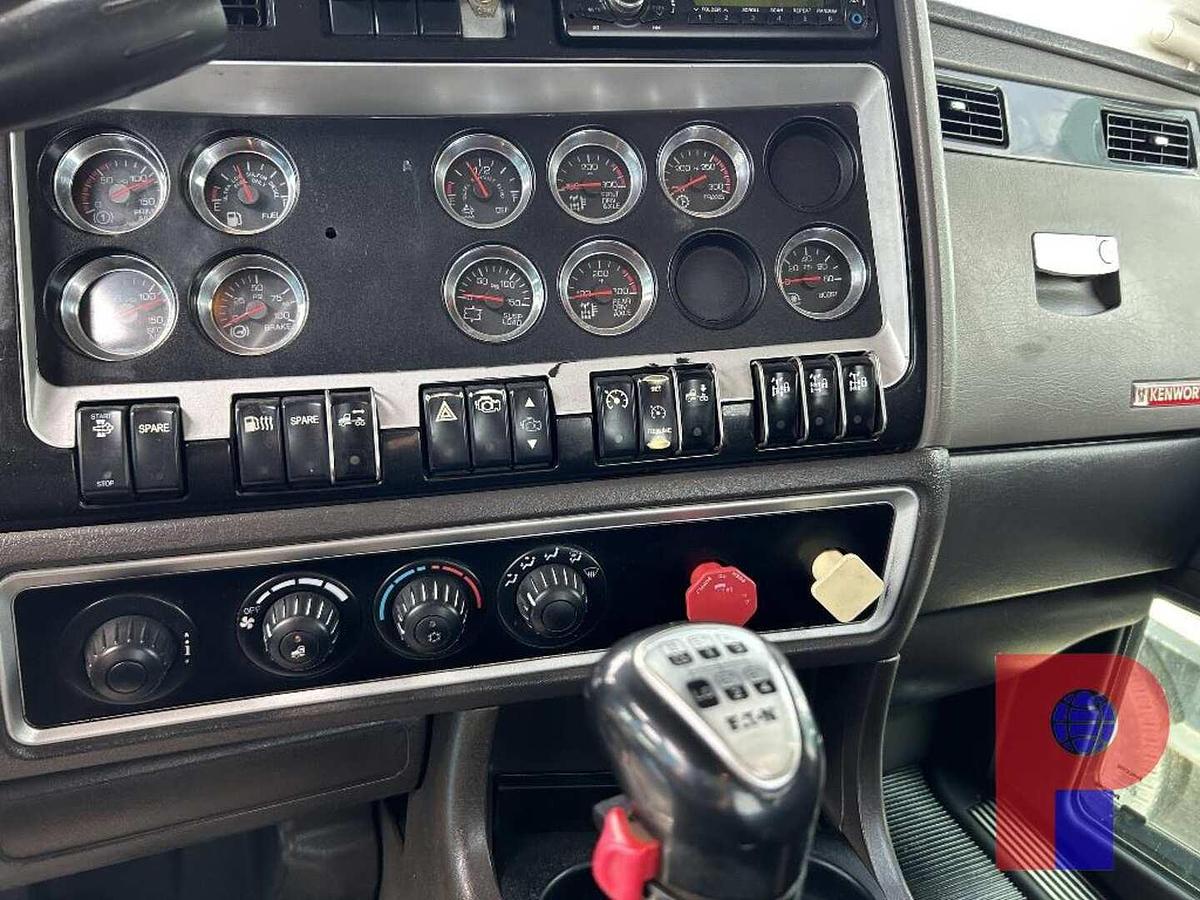 Used 2013 KENWORTH T800 T/A DAYCAB TRUCK TRACTOR