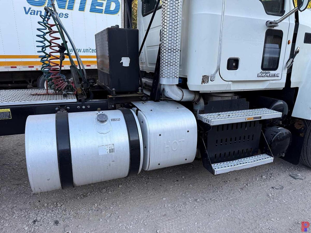 Used 2013 MACK CHU613 PINNACLE T/A DAY CAB TRUCK