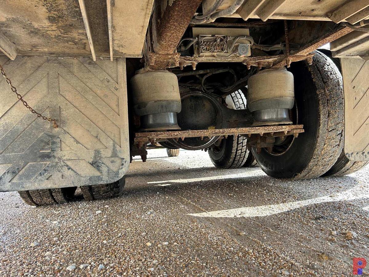 Used 2002 FREIGHTLINER ARGOSY T/A CABOVER WIRELINE TRUCK