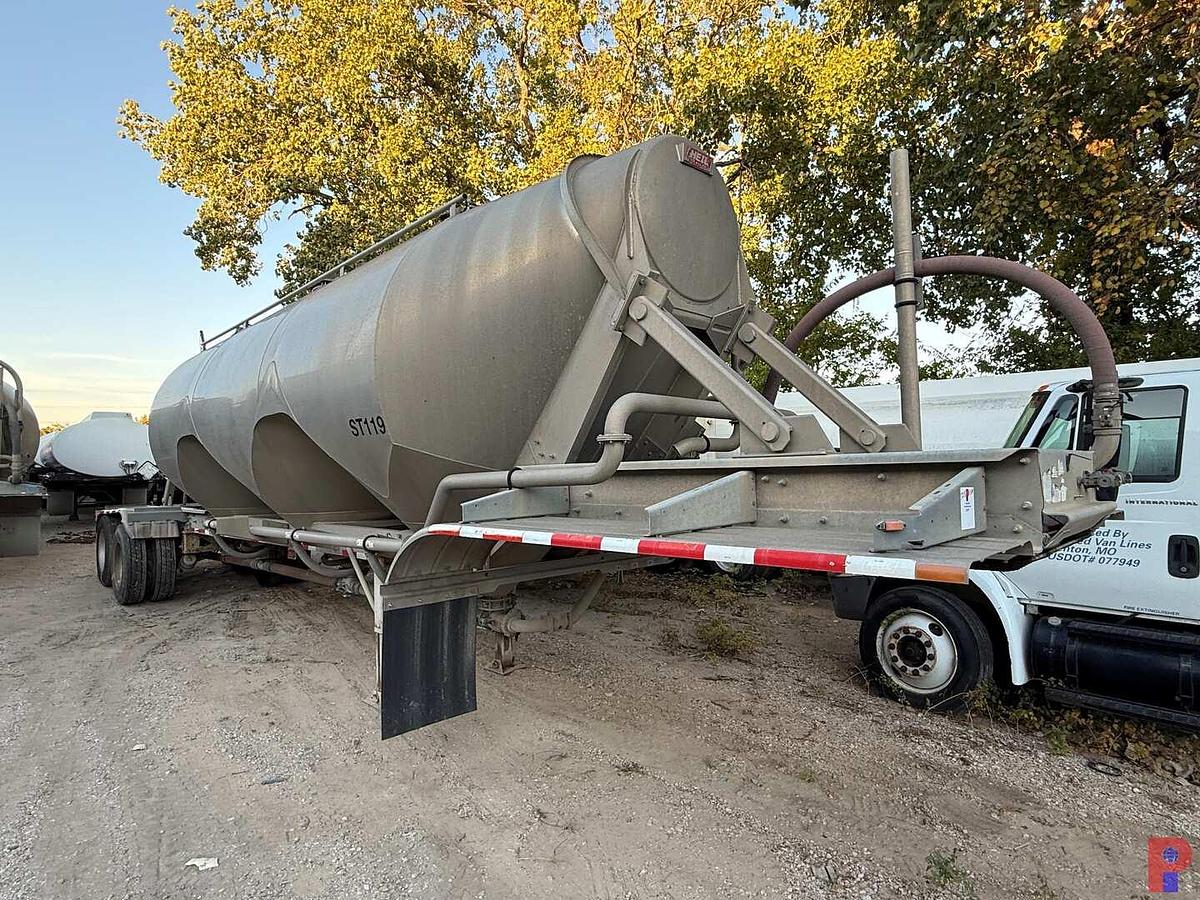 Used 2017 HEIL 1040 CF T/A PNEUMATIC BULK TRAILER
