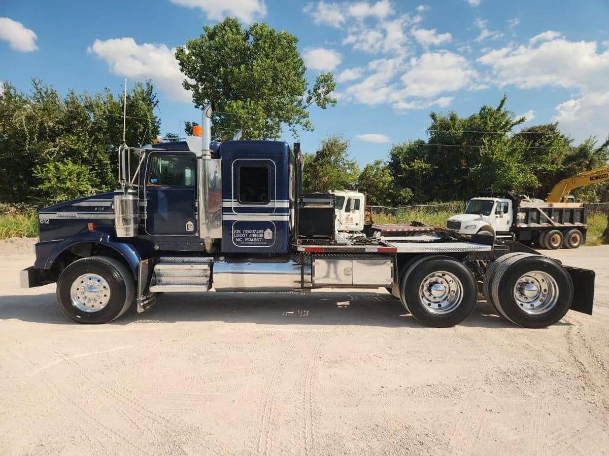 Used 1995 Kenworth T800B T/A SLEEPER TRUCK