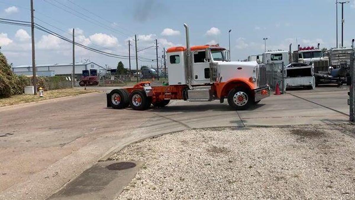 Used 2011 PETERBILT 367 T/A SLEEPER TRUCK