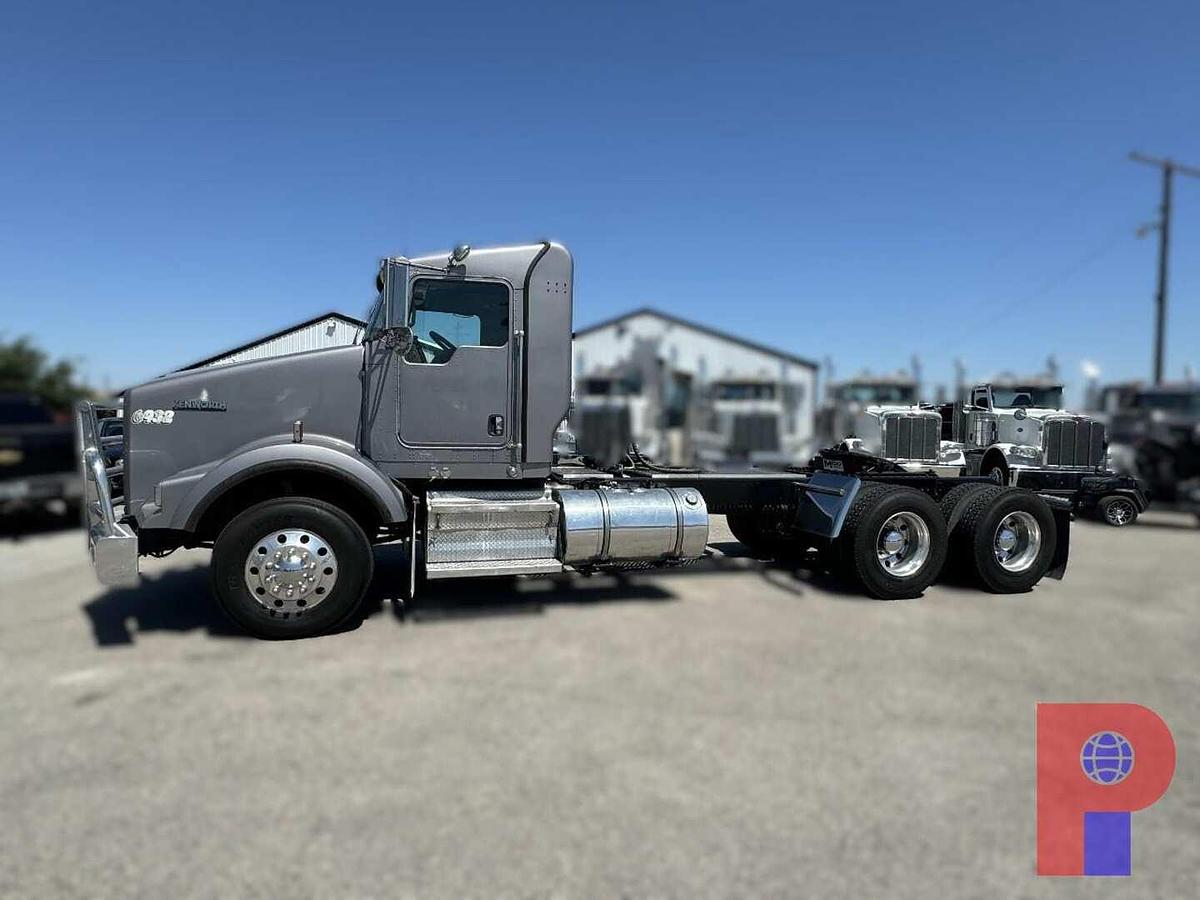 Used 2013 KENWORTH T800 T/A DAYCAB TRUCK TRACTOR