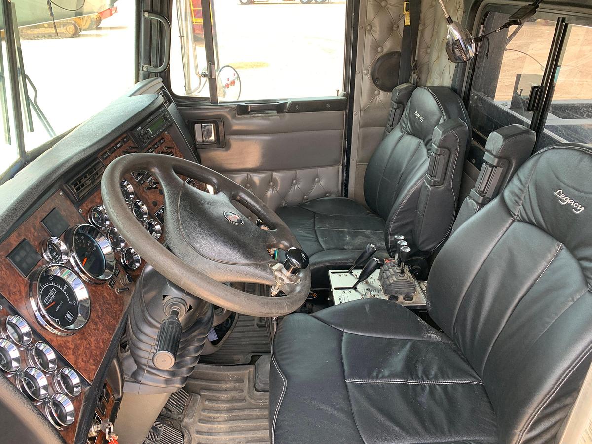 Used 2005 Kenworth T800B Twin Steer Bed/ Gin Pole Truck